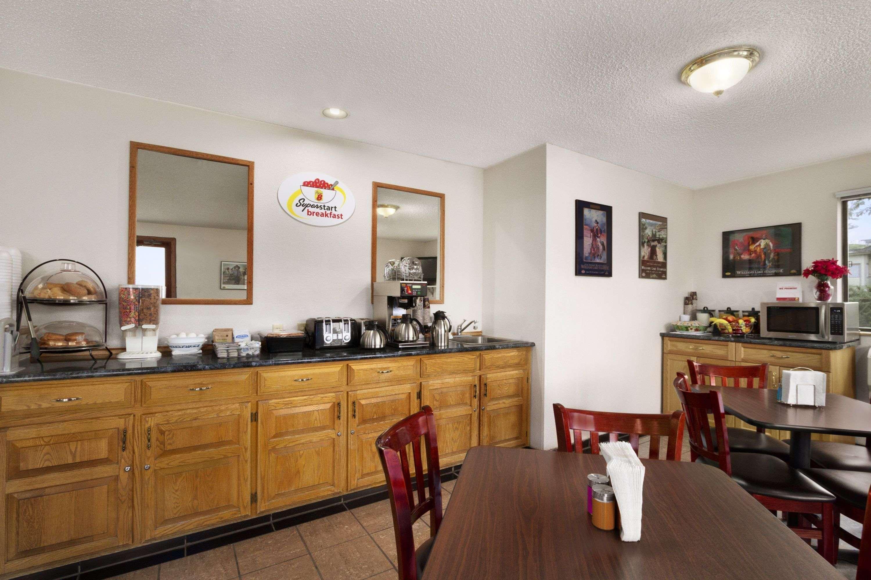 Super 8 By Wyndham Williams Lake Bc Bagian luar foto